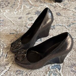 Tory Burch Metallic Crackle Wedges